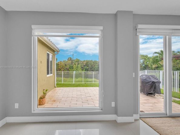 933 Falling Water Rd, Weston FL 33326