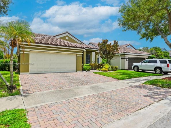 933 Falling Water Rd, Weston FL 33326