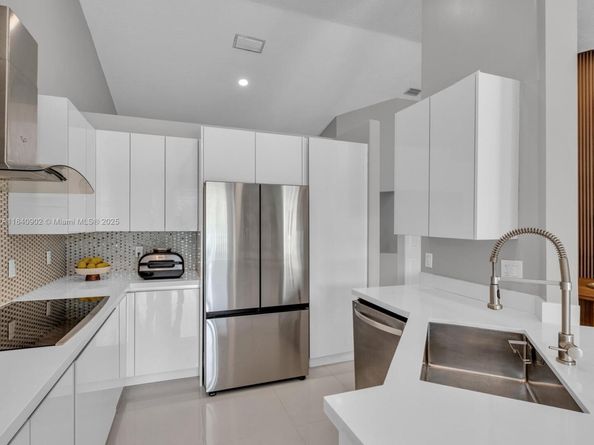 933 Falling Water Rd, Weston FL 33326