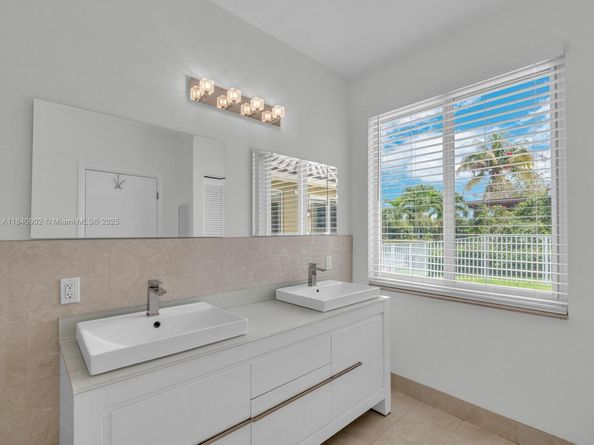 933 Falling Water Rd, Weston FL 33326
