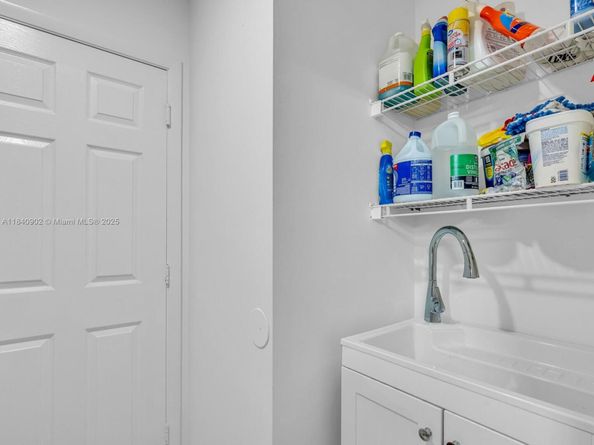 933 Falling Water Rd, Weston FL 33326