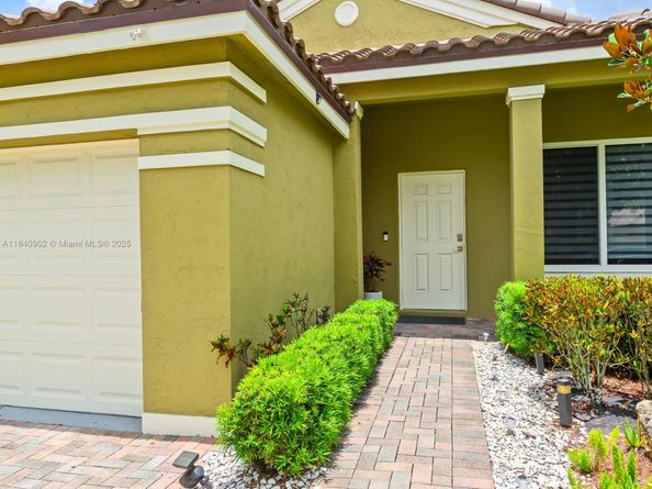 933 Falling Water Rd, Weston FL 33326