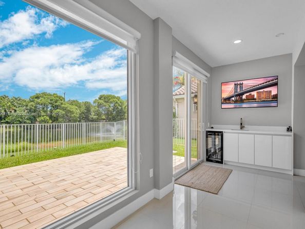 933 Falling Water Rd, Weston FL 33326