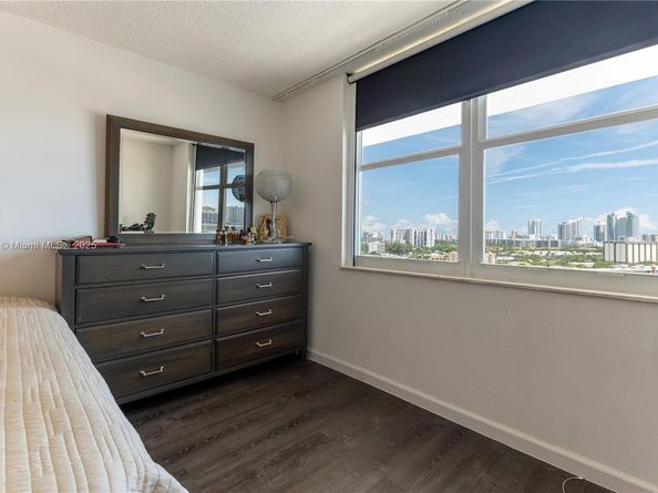427 Golden Isles Dr 16F, Hallandale Beach FL 33009