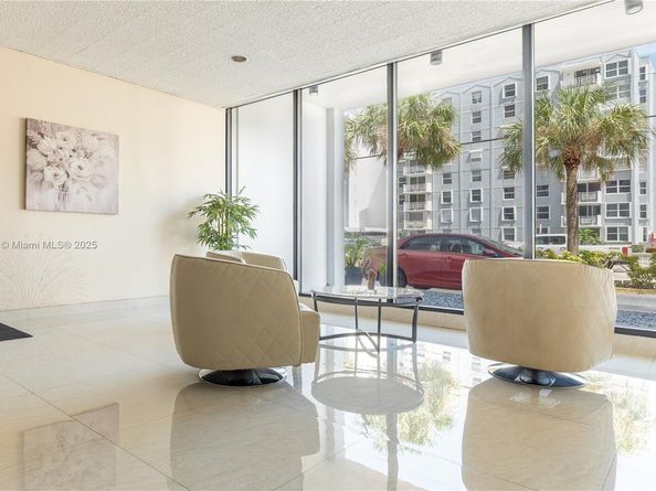 427 Golden Isles Dr 16F, Hallandale Beach FL 33009