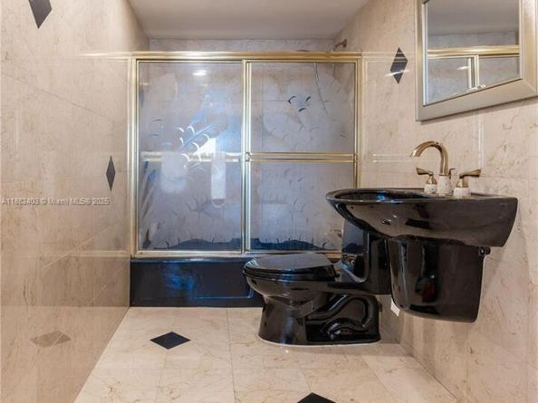 427 Golden Isles Dr 16F, Hallandale Beach FL 33009