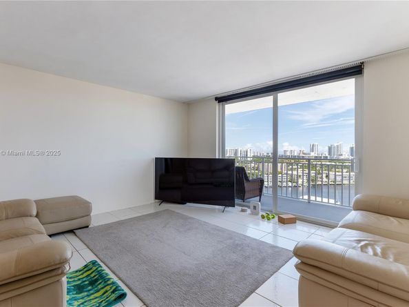 427 Golden Isles Dr 16F, Hallandale Beach FL 33009