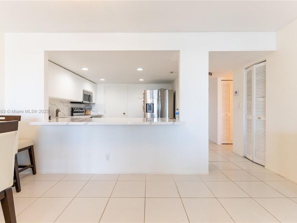 427 Golden Isles Dr 16F, Hallandale Beach FL 33009