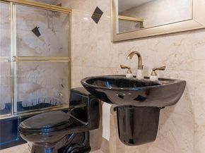 427 Golden Isles Dr 16F, Hallandale Beach FL 33009