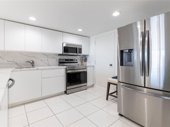 427 Golden Isles Dr 16F, Hallandale Beach FL 33009