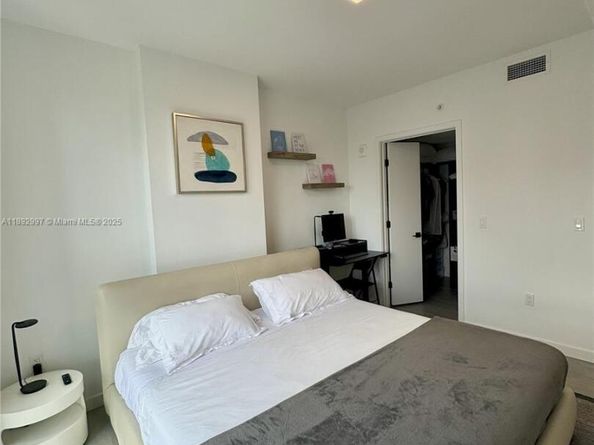 227 NE 2nd St 2105, Miami FL 33132