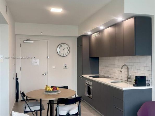 227 NE 2nd St 2105, Miami FL 33132