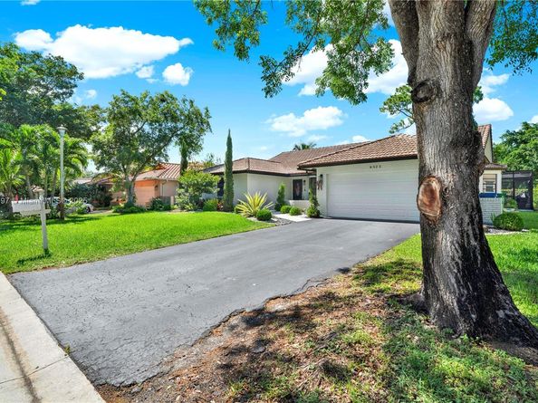 8525 NW 49th Dr, Coral Springs FL 33067