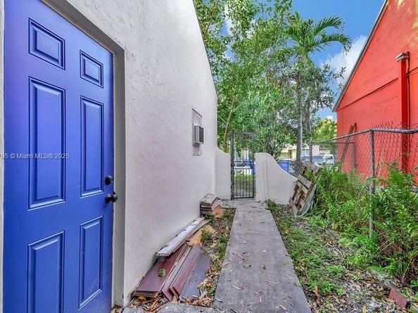 547 NW 49th St, Miami FL 33127