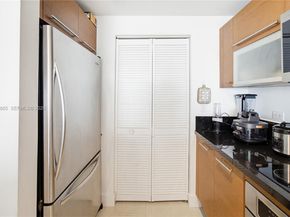 253 NE 2nd St 2005, Miami FL 33132