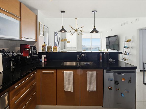 253 NE 2nd St 2005, Miami FL 33132