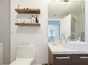 253 NE 2nd St 2005, Miami FL 33132