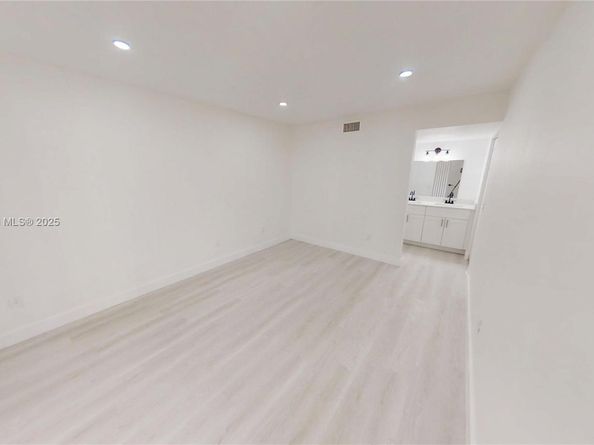 20230 NE 3rd Ct 6, Miami FL 33179