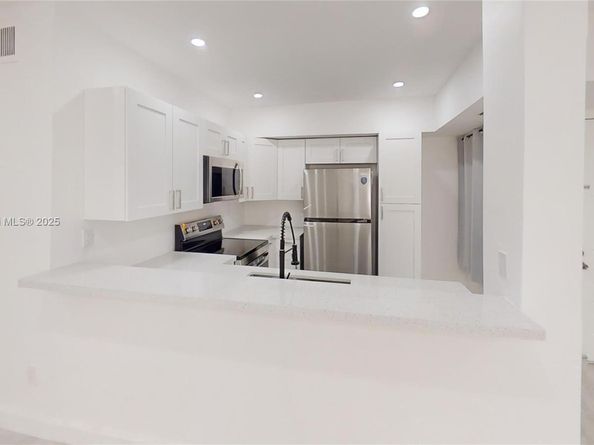 20230 NE 3rd Ct 6, Miami FL 33179