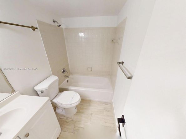 20230 NE 3rd Ct 6, Miami FL 33179