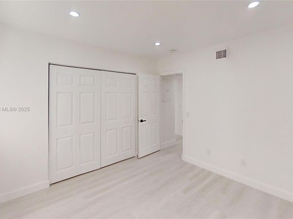 20230 NE 3rd Ct 6, Miami FL 33179