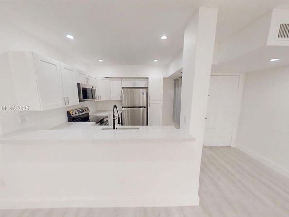 20230 NE 3rd Ct 6, Miami FL 33179