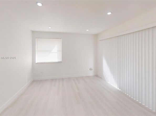 20230 NE 3rd Ct 6, Miami FL 33179
