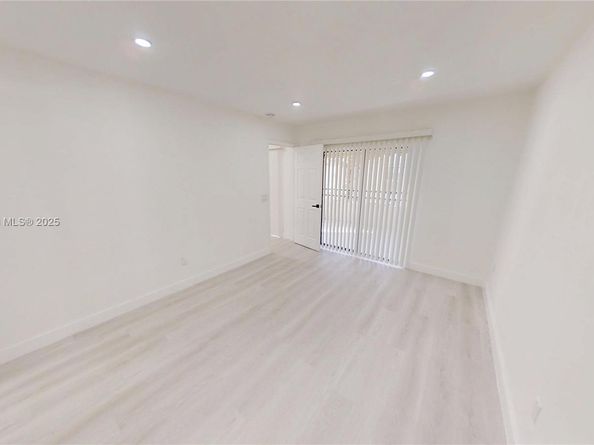 20230 NE 3rd Ct 6, Miami FL 33179