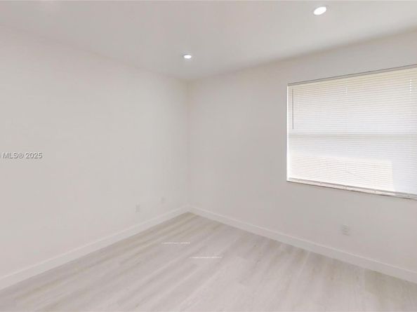 20230 NE 3rd Ct 6, Miami FL 33179