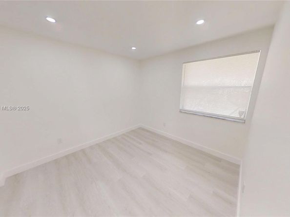20230 NE 3rd Ct 6, Miami FL 33179