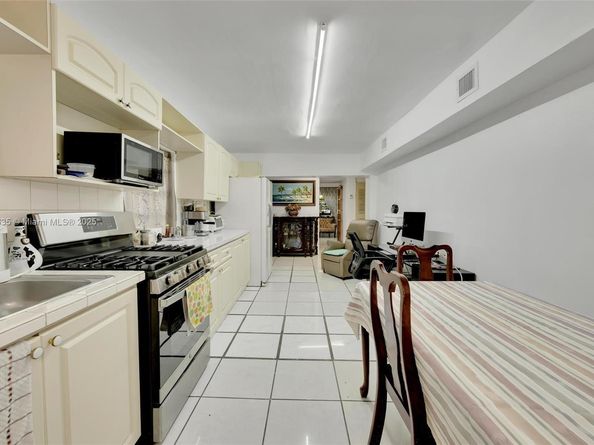462 E 39th St, Hialeah FL 33013
