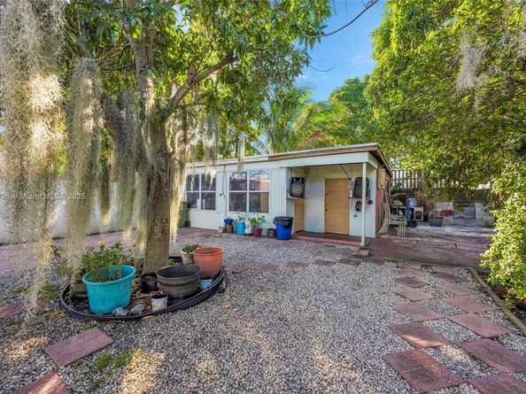 462 E 39th St, Hialeah FL 33013