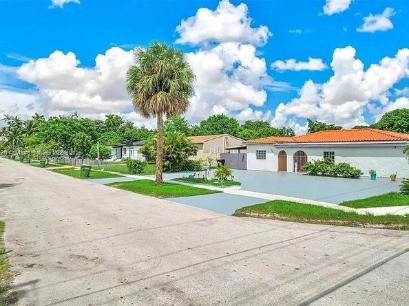 1385 NE 130th St, North Miami FL 33161
