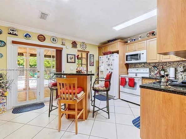 1385 NE 130th St, North Miami FL 33161