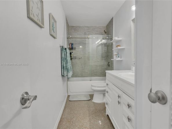 7710 NW 11th Ct, Pembroke Pines FL 33024