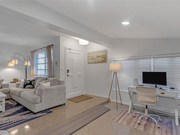 7710 NW 11th Ct, Pembroke Pines FL 33024