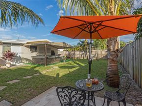 7710 NW 11th Ct, Pembroke Pines FL 33024