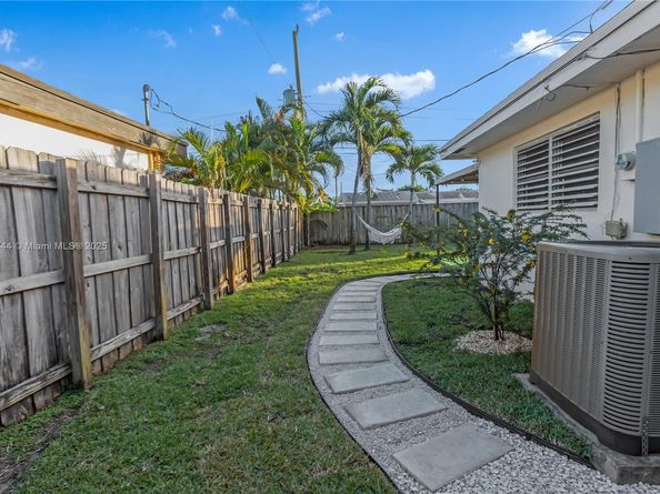 7710 NW 11th Ct, Pembroke Pines FL 33024