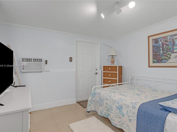 7710 NW 11th Ct, Pembroke Pines FL 33024