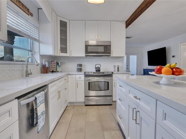 7710 NW 11th Ct, Pembroke Pines FL 33024