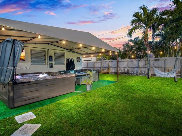 7710 NW 11th Ct, Pembroke Pines FL 33024