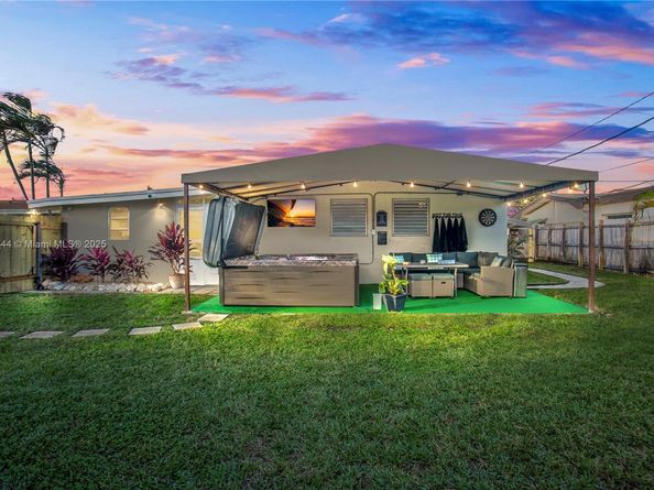 7710 NW 11th Ct, Pembroke Pines FL 33024