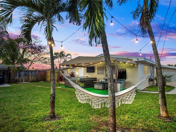 7710 NW 11th Ct, Pembroke Pines FL 33024