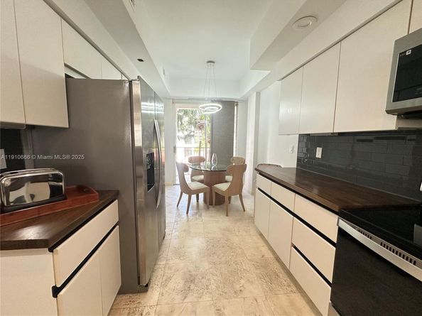 3900 Island Blvd B303, Aventura FL 33160