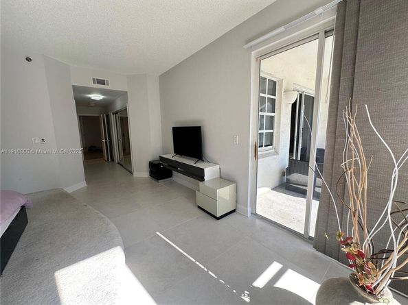 3900 Island Blvd B303, Aventura FL 33160