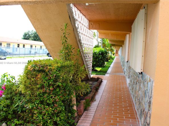 1154 W 35th St 221, Hialeah FL 33012