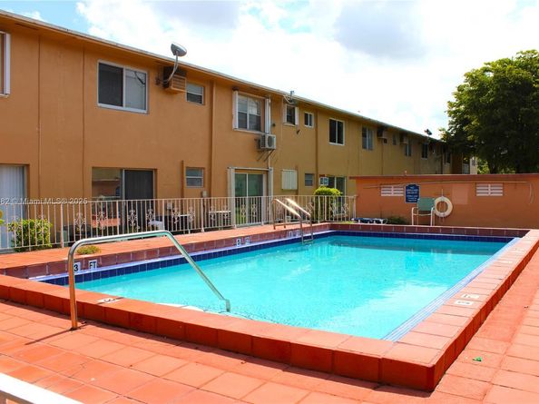 1154 W 35th St 221, Hialeah FL 33012
