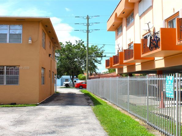 1154 W 35th St 221, Hialeah FL 33012