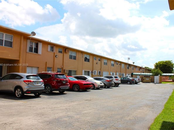 1154 W 35th St 221, Hialeah FL 33012