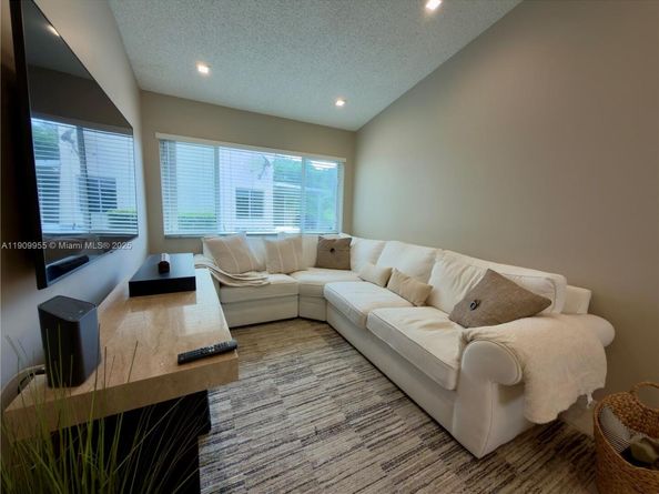 104 Danielle Ct, Weston FL 33326